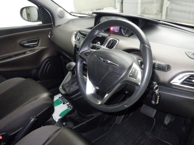 Chrysler YPSILON 2013 7084712-3
