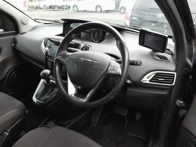 Chrysler YPSILON 2014 7084713-7