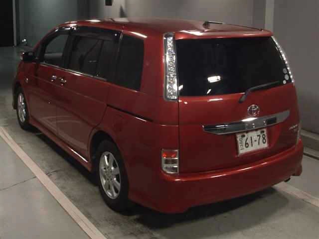 Toyota ISIS 2012 7097146-1