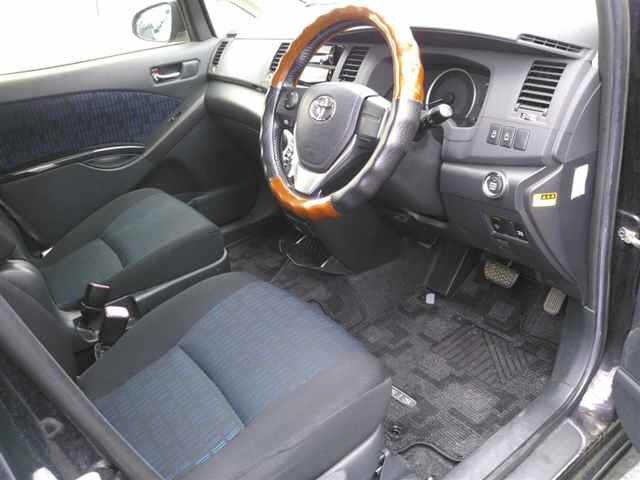 Toyota ISIS 2013 7097155-3