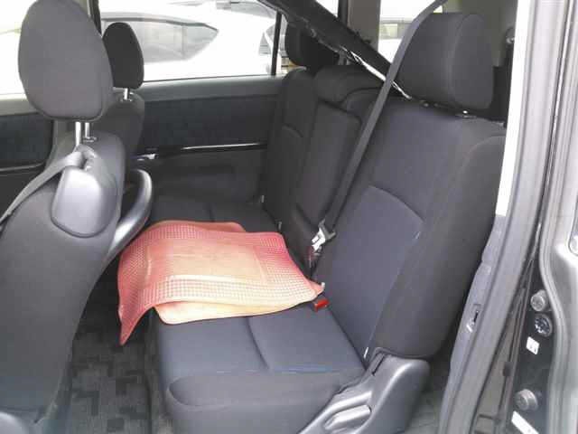 Toyota ISIS 2013 7097155-9