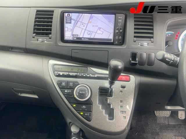 Toyota ISIS 2011 7097178-11