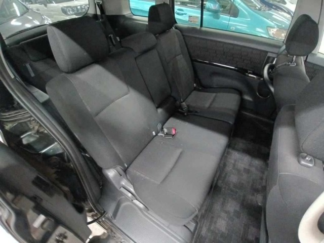 Toyota ISIS 2011 7097188-12