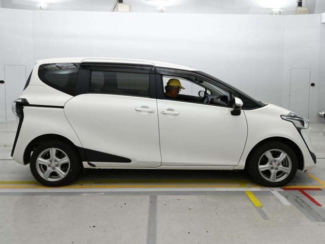 Toyota SIENTA 2021 7106110-3