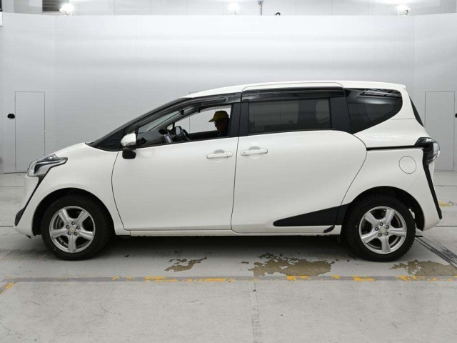 Toyota SIENTA 2021 7106110-4