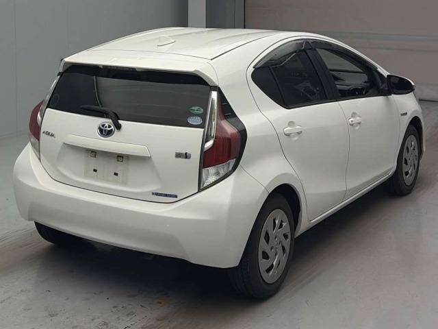 Toyota AQUA 2017 7125353-1