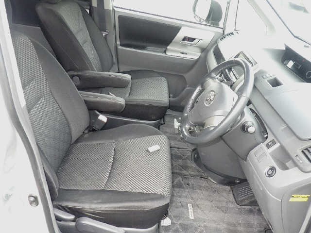 Toyota NOAH 2007 7160641-7