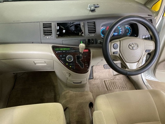 Toyota ISIS 2013 7177240-3