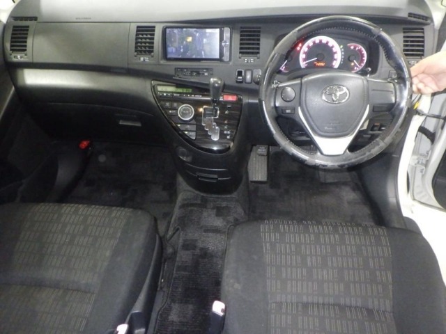 Toyota ISIS 2013 7177278-3
