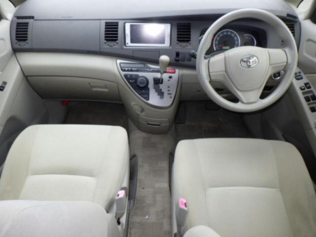 Toyota ISIS 2013 7177304-3