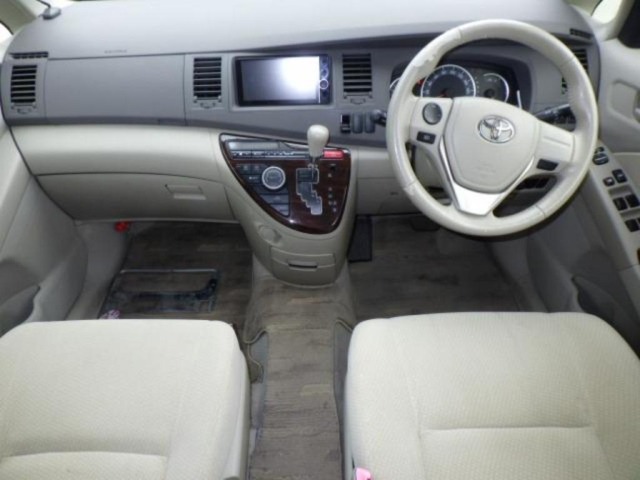 Toyota ISIS 2013 7177305-3