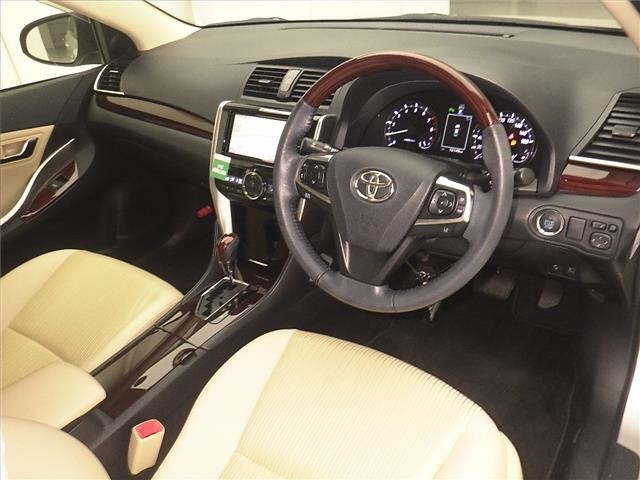 Toyota PREMIO 2017 7175059-3