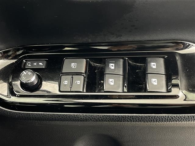 Toyota NOAH 2018 7206017-2