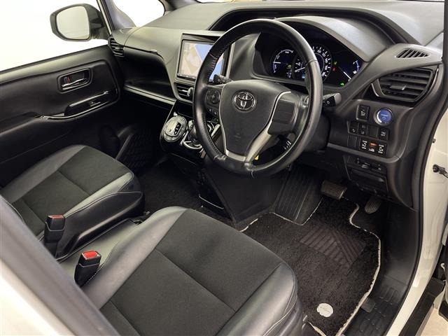 Toyota NOAH 2018 7206017-6