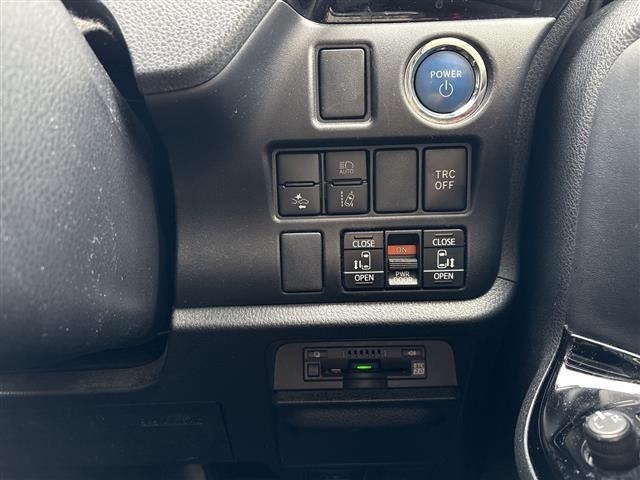 Toyota NOAH 2021 7206101-3