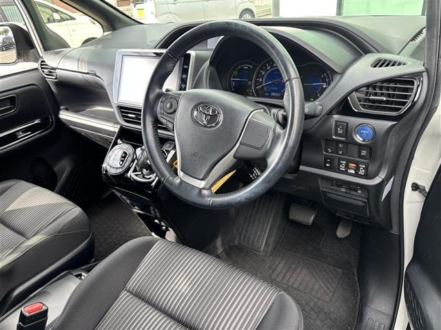 Toyota NOAH 2017 7206115-6