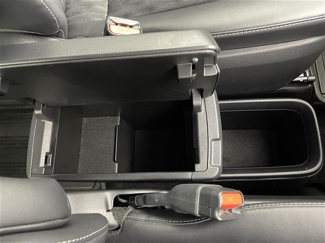 Toyota NOAH 2023 7206201-3