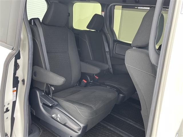 Toyota NOAH 2017 7206204-6