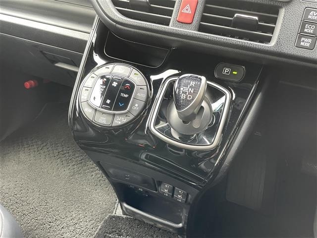 Toyota NOAH 2018 7206247-9