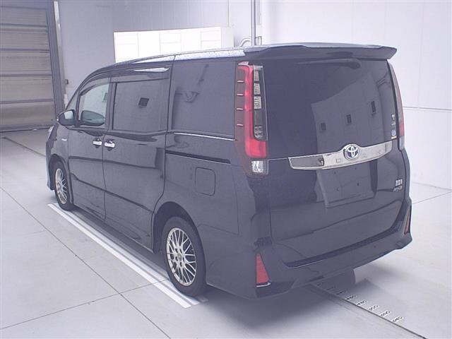 Toyota NOAH 2016 7206385-1