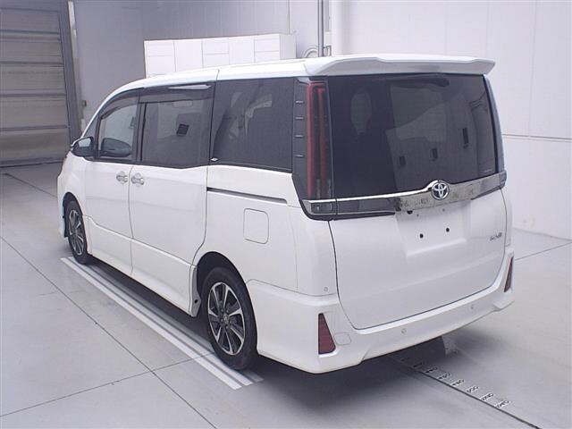Toyota NOAH 2021 7206401-1
