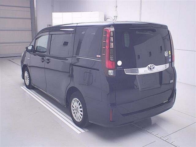 Toyota NOAH 2016 7206405-1