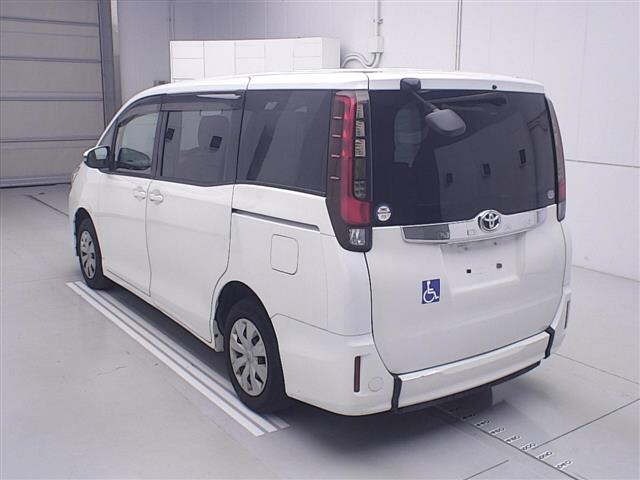 Toyota NOAH 2014 7206432-1