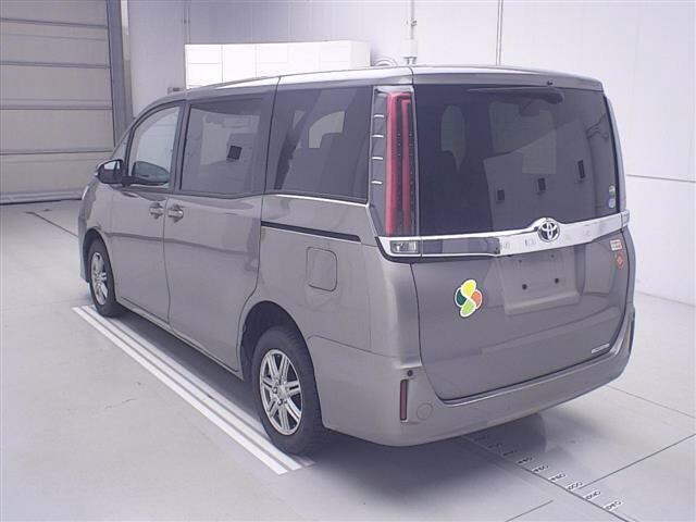 Toyota NOAH 2018 7206457-1