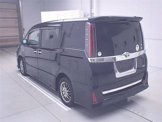 Toyota NOAH 2017 7206502-1