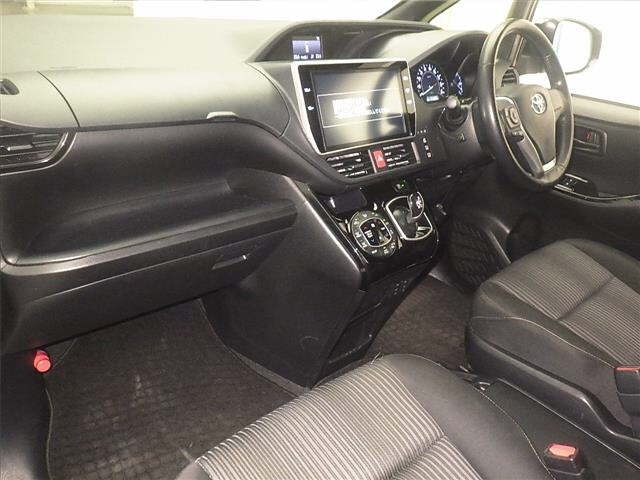 Toyota NOAH 2017 7206502-4