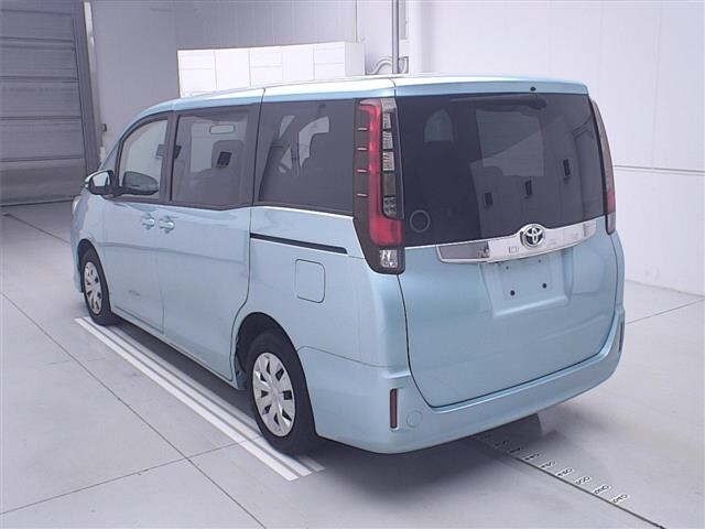 Toyota NOAH 2015 7206504-1