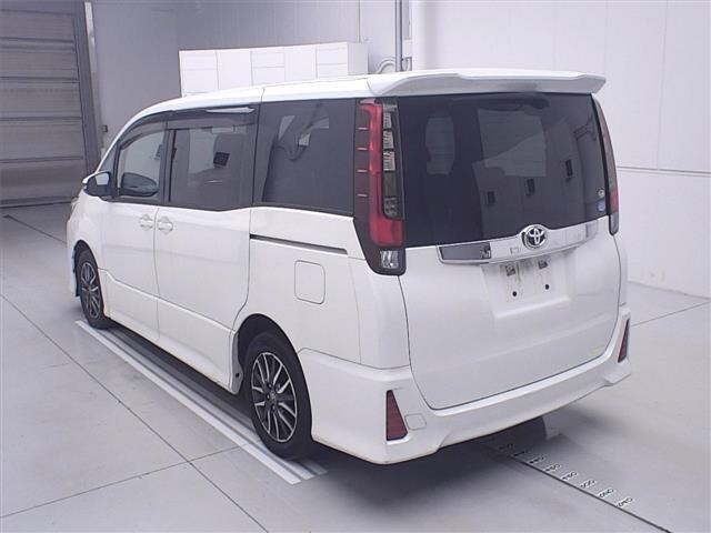 Toyota NOAH 2017 7206530-1