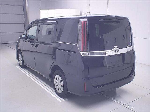 Toyota NOAH 2018 7206531-1