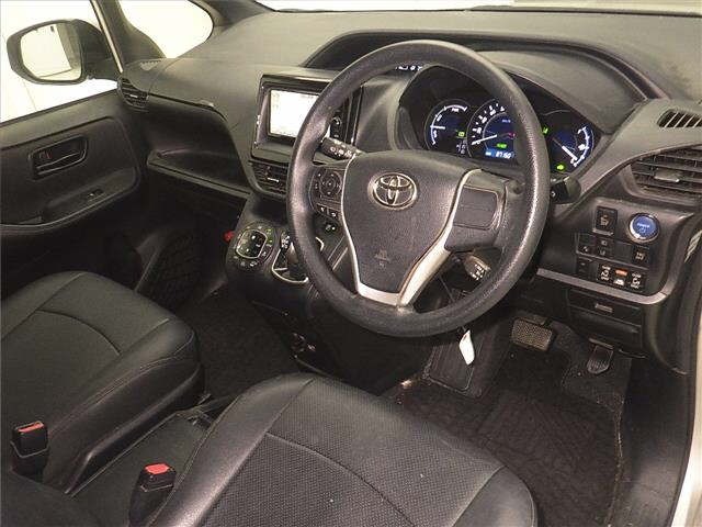 Toyota NOAH 2017 7206532-3
