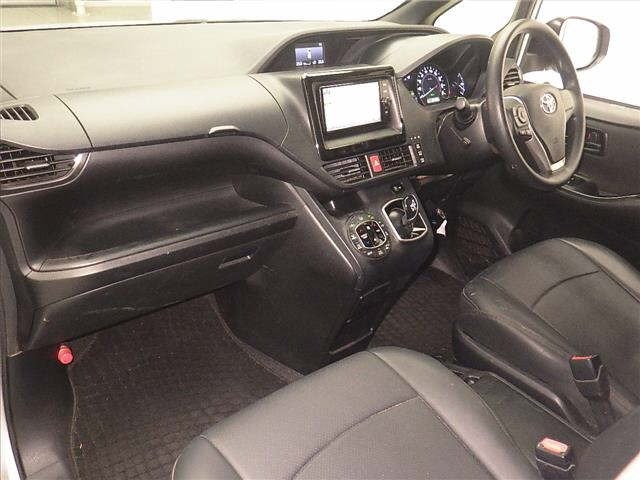 Toyota NOAH 2017 7206532-4