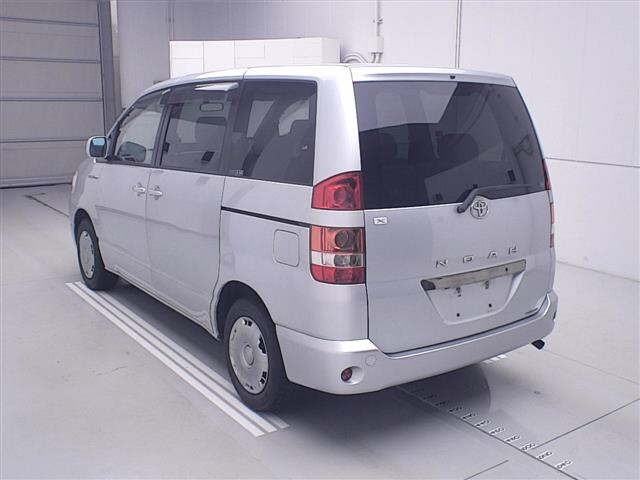 Toyota NOAH 2004 7206533-1