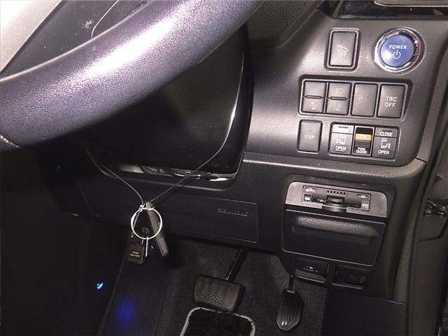 Toyota NOAH 2016 7206541-9