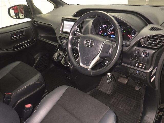 Toyota NOAH 2020 7206542-3
