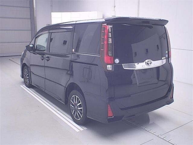 Toyota NOAH 2014 7206561-1