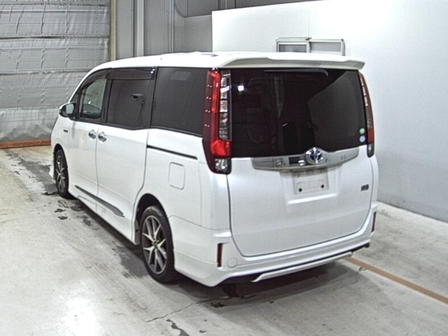 Toyota NOAH 2014 7206577-1