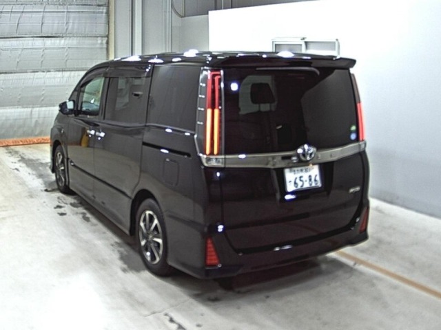 Toyota NOAH 2018 7206582-1