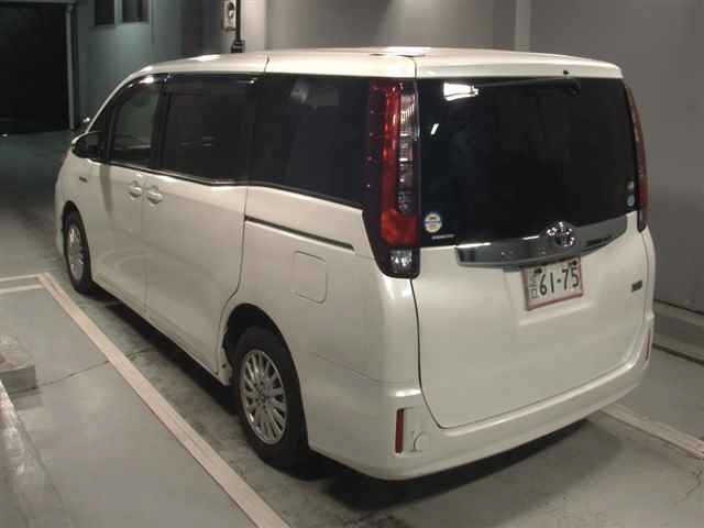 Toyota NOAH 2017 7206617-1