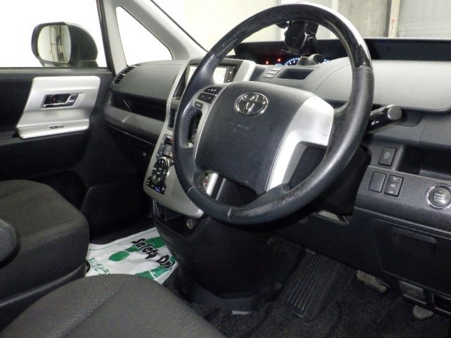 Toyota NOAH 2012 7206718-3