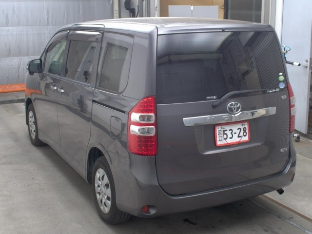 Toyota NOAH 2013 7206741-1