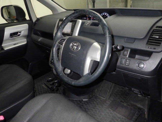 Toyota NOAH 2013 7206741-3