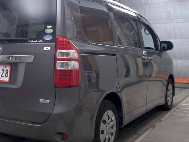 Toyota NOAH 2013 7206741-5