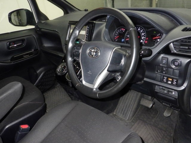 Toyota NOAH 2020 7206742-3