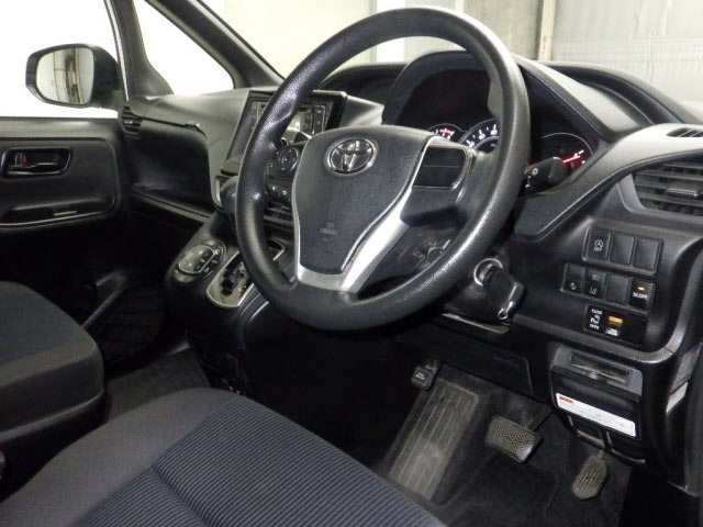 Toyota NOAH 2021 7206762-3