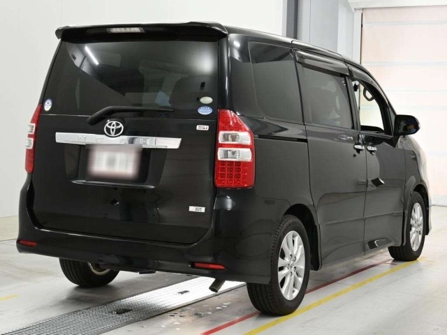 Toyota NOAH 2012 7206823-1