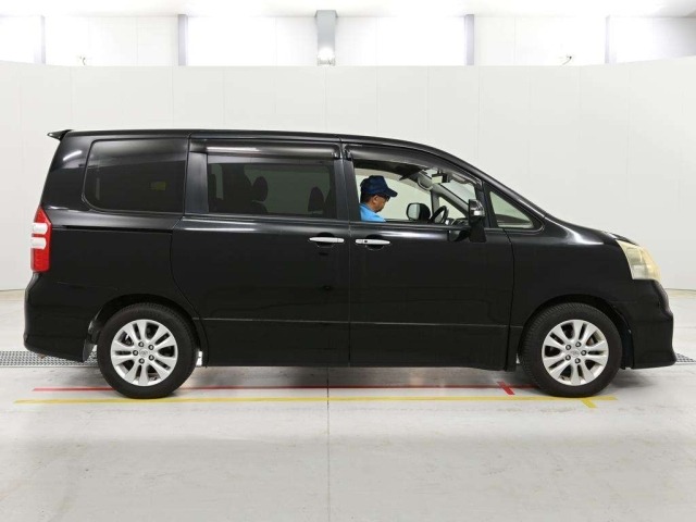 Toyota NOAH 2012 7206823-3